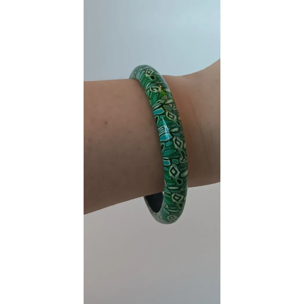 Unique Vintage Unsigned Artisan Vibrant Shades Of Green Bangle Bracelet 8 in